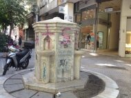 Αθήνα: μια πόλη με γεμάτα ταμεία που άδειασε απο ζωή...